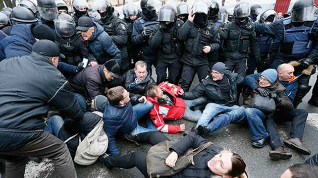 Saakaşvili Ukrayna'da Gözaltına Alınmak İsterken Göstericiler Tarafından Serbest Bırakıldı