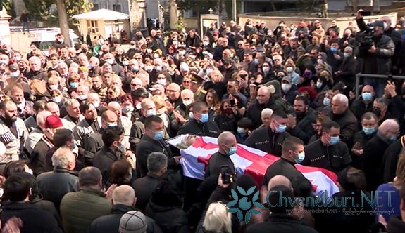Gürcüler, Ukrayna'daki Savaşta Ölen Kahramanlarına Ağlıyor 