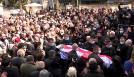 Gürcüler, Ukrayna'daki Savaşta Ölen Kahramanlarına Ağlıyor 