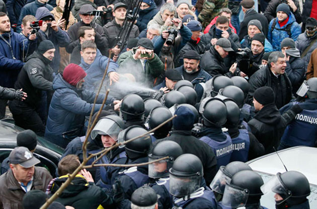 Saakaşvili Ukrayna'da Gözaltına Alınmak İsterken Göstericiler Tarafından Serbest Bırakıldı