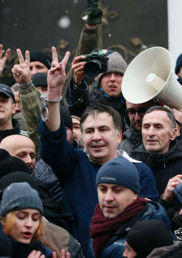 Saakaşvili Ukrayna'da Gözaltına Alınmak İsterken Göstericiler Tarafından Serbest Bırakıldı